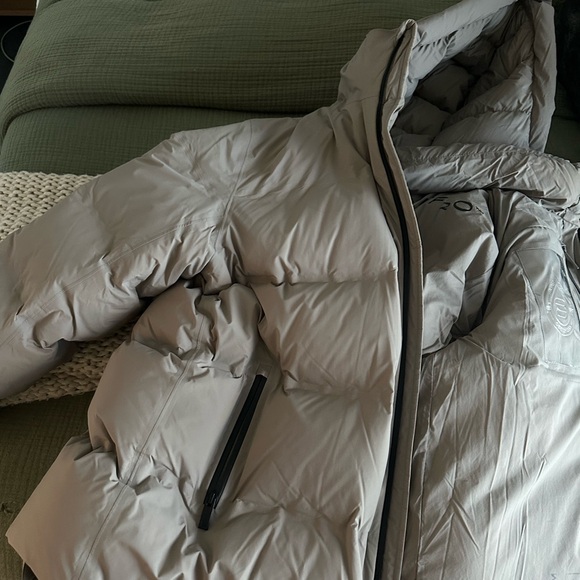 Aritzia Super Puff - Picture 4 of 5